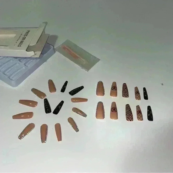 Beautiful Designer Reusable Press on nails - Picture 6 of 7